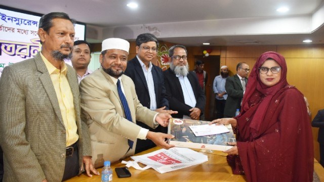 পলিসি বিপণনে শীর্ষ ৪৪ কর্মকর্তাকে পুরস্কৃত করলো ন্যাশনাল লাইফ
